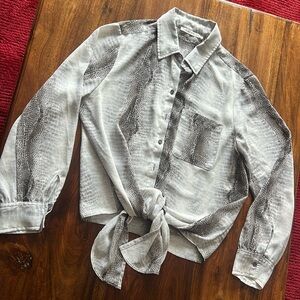 Unique shirt either tuck in pants or tie.Light grey, with snake print.Size M